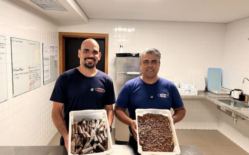 O Bioparque Pantanal produz rações balanceadas, adaptadas às necessidades nutricionais de cada espécie. Na foto, o zootecnista Frederico à esquerda e o médico-veterinário Edson, à direita.